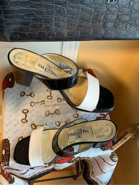Vintage finds Valentino Miss V patent leather sandals 8